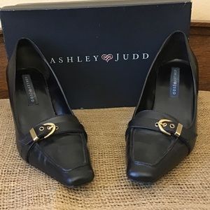 Ashley Judd leather pumps